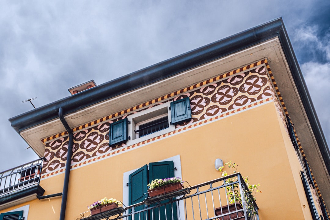 Façade de maison fraîchement peinte, protégée et revalorisée